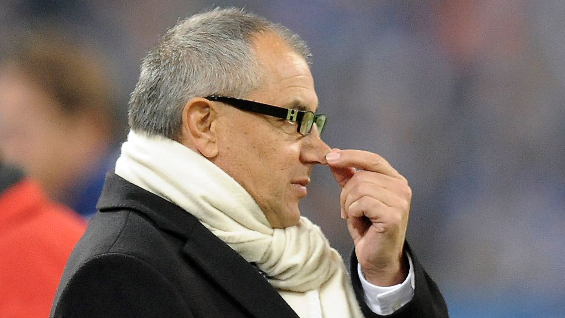 Paraderolle: Felix Magath versucht sich als Diplomat und lobt Louis van Gaal.