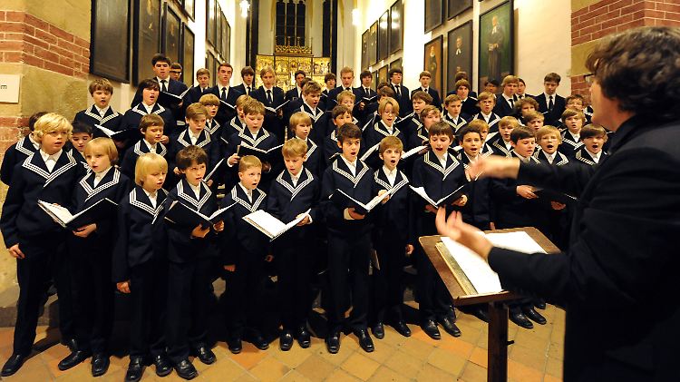 Der weltberühmte Thomanerchor in Leipzig unter der Leitung seines Thomaskantors Georg Christoph Biller während einer Motette in der Leipziger Thomaskirche. (Bild von November 2011)