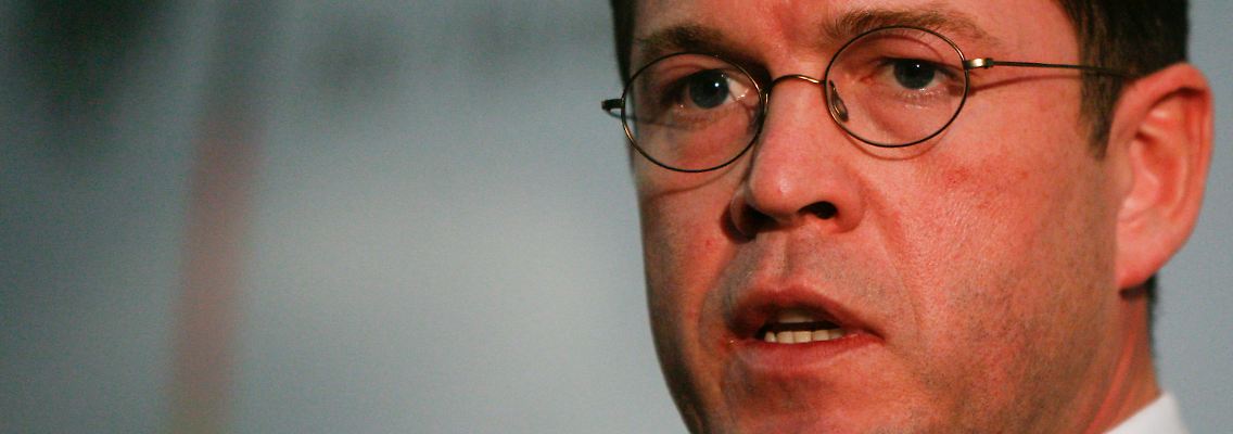 Eventuelle Verfahrensfehler müssen untersucht werden, sagte Verteidigungsminister Guttenberg. Der Angriff sei aber grundsätzlich angemessen gewesen.