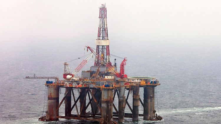 Hoch oben in der Nordsee: die Bohrplattform "Ocean Guardian" auf Schleppfahrt vor der schottischen Küste.