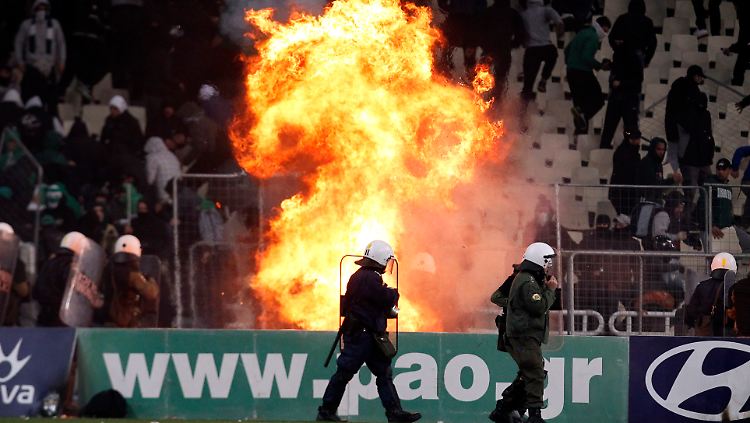 Fans gegen die Polizei: Es brennt im Athener Olympiastadion.