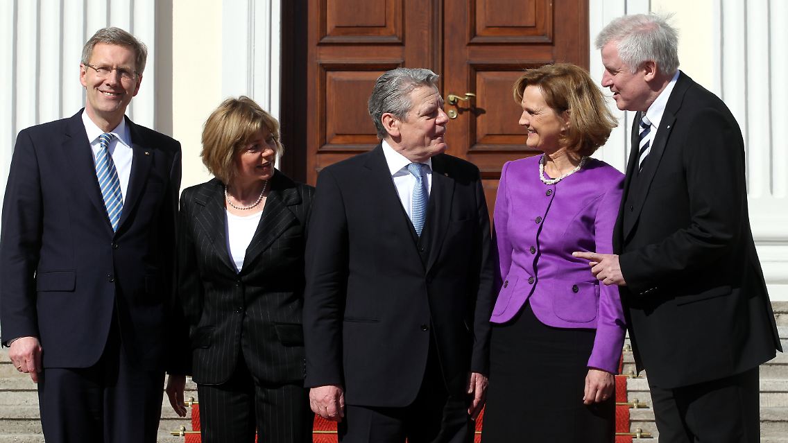 Vorgänger Wulff (l.) und Bayerns Ministerpräsident Seehofer (r.; mit Gattin) empfangen den neuen Präsidenten Gauck und dessen Lebensgefährtin Daniela Schadt.