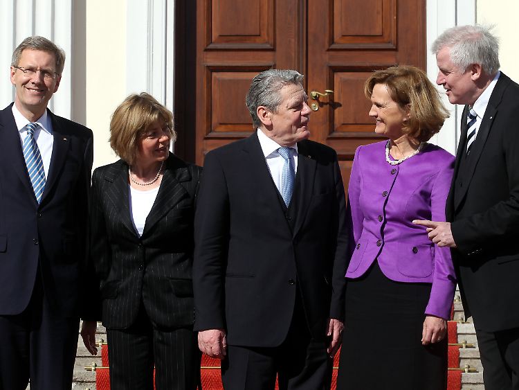 Vorgänger Wulff (l.) und Bayerns Ministerpräsident Seehofer (r.; mit Gattin) empfangen die neuen Schlossherren.
