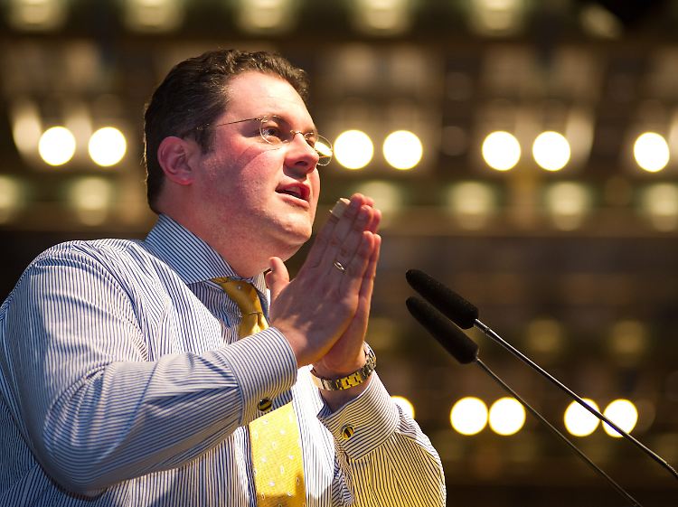 FDP-Generalsekretär Patrick Döring geht Röttgen hart an. Der CDU-Chef aus NRW solle sich ganz der Landespolitik verschreiben.
