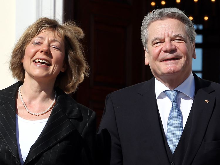 Der neue Präsident und die neue First Lady halten ihre Nasen in die Berliner Sonne. Sie werden jetzt ins Schloss Bellevue eingeführt.