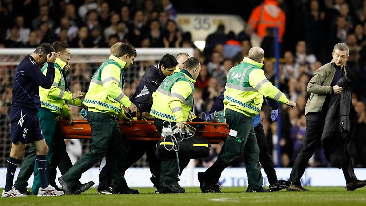 Patrice Muamba musste nach seinem Kollaps im FA-Cup auf dem Platz wiederbelebt werden.