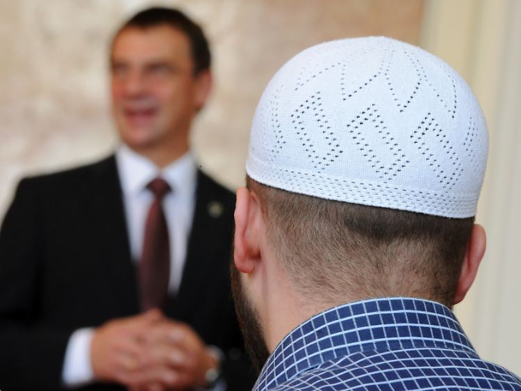 Volker Jung (Hintergrund) kann sich auch gemeinsame Unterrichtseinheiten von Muslimen und Christen vorstellen.