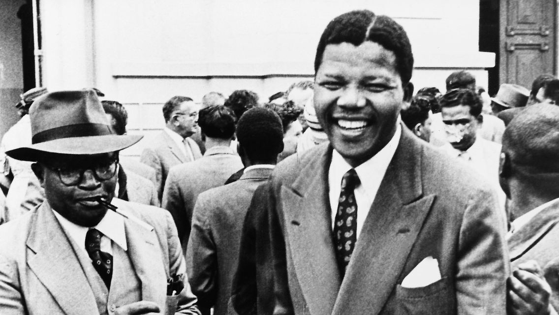 Zusammen mit seinem Weggefährten Oliver Tambo gründet er die Jugendliga des African National Congress (ANC) und eröffnet Südafrikas erste Kanzlei schwarzer Anwälte.