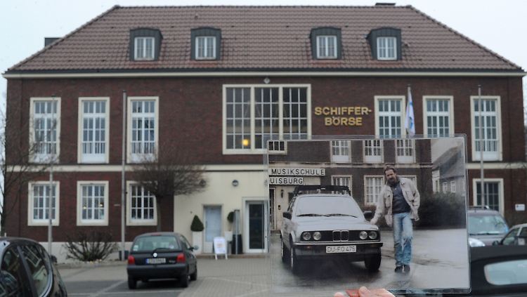 Foto vor der Schifferbörse in Duisburg-Ruhrort mit einer original "Tatort"-Szene mit Horst Schimanski.