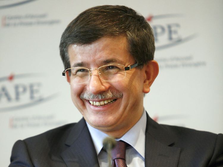Der türkische Außenminister Ahmet Davutoglu bei seinem Besuch in Frankreich.