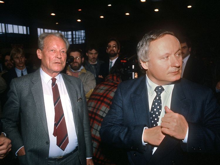Brandt und sein "Lieblingsenkel" Lafontaine bei einem Frühlingstreffen der SPD in Norderstedt am 21. März 1987. An diesem Samstag machte Brandt erneut deutlich, dass er Lafontaine gern als seinen Nachfolger sehen würde.