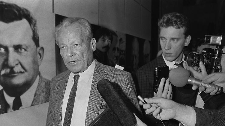 23. März 1987: Willy Brandt hat soeben seinen Rückzug vom Parteivorsitz verkündet. Nun wird er von Reportern bestürmt.
