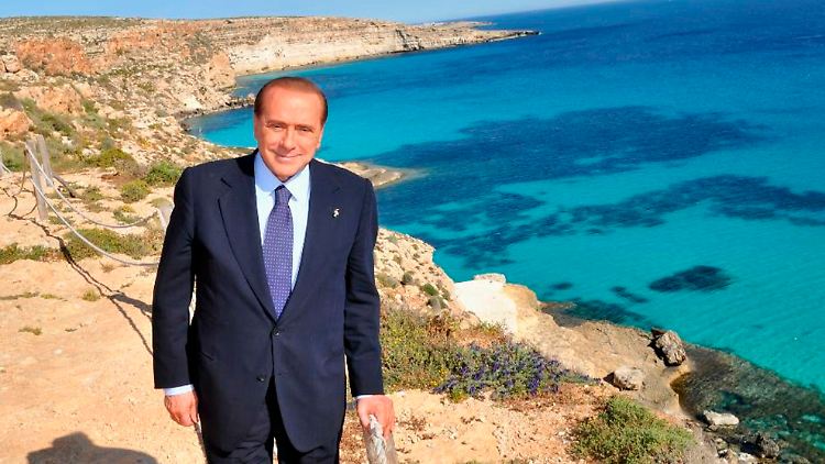 Strandspaziergang auf Lampedusa. Ohne Bootsflüchtlinge gefällt es Berlusconi auf der Insel am besten.