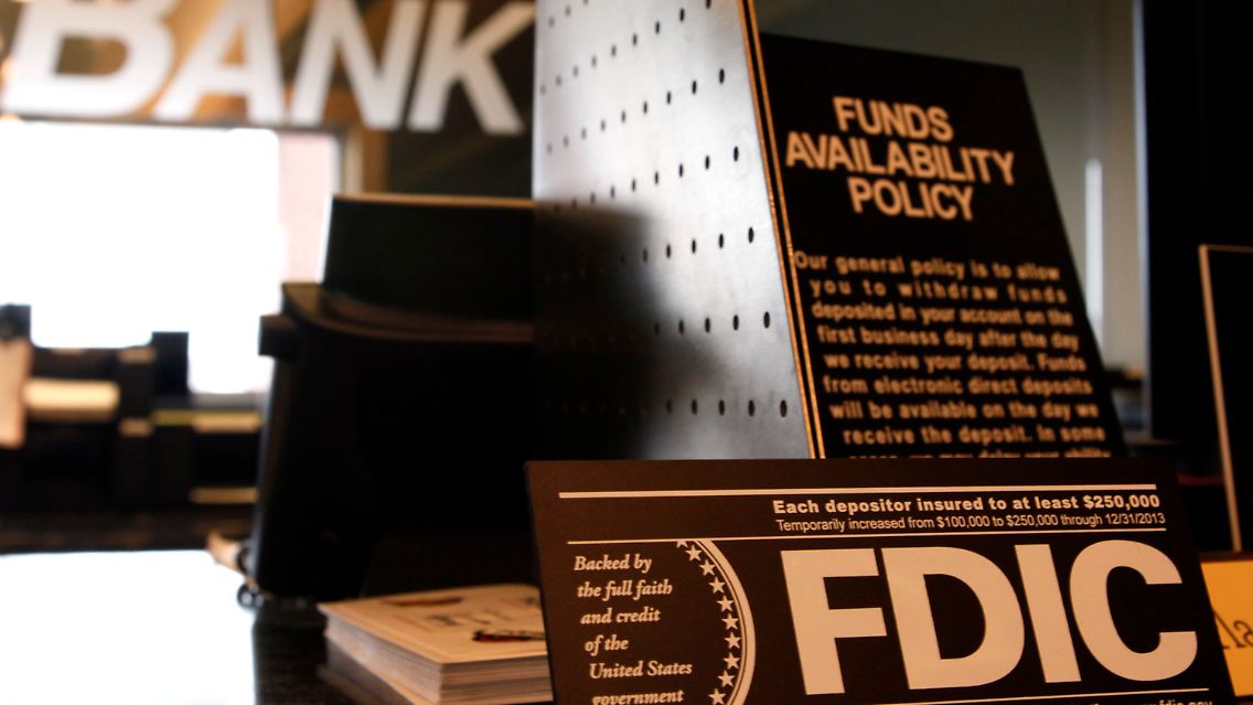 Die FDIC steht für die Einlagen eines Kunden bis zu 250.000 Dollar gerade.