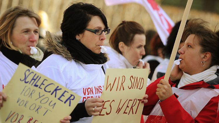 Proteste von Schlecker-Mitarbeitern begleiten die Gespräche vonVertretern von Bund und Ländern zur Gründung einer Transfergesellschaft.