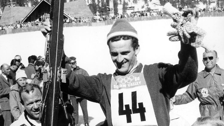Held aus Thüringen: Helmut Recknagel wird nach seinem Sieg bei den VIII. Olympischen Winterspielen in Squaw Valley von zwei Mannschaftsbetreuern auf Schultern getragen.