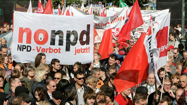 Hunderte demonstrieren in Hannover gegen die NPD (Archivbild).
