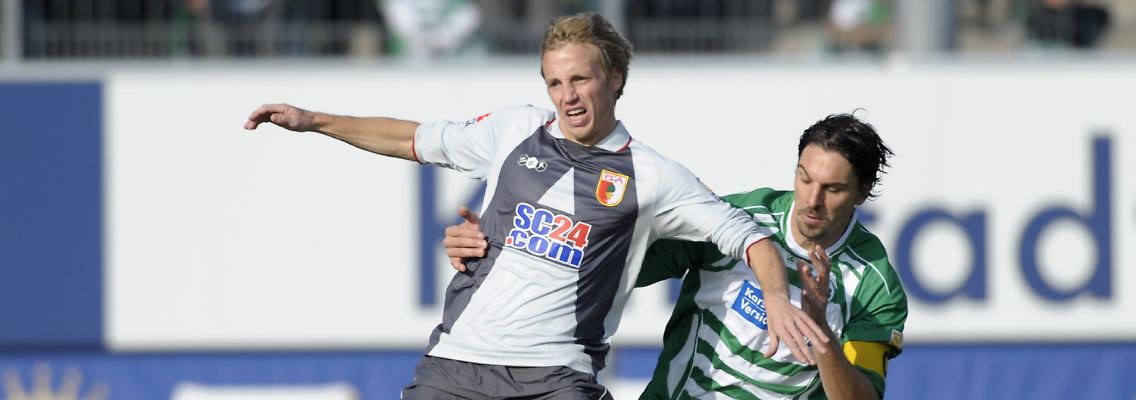Michael Thurk trifft gleich zwei Mal - das freute die 1000 mitgereisten Augsburger Fans.