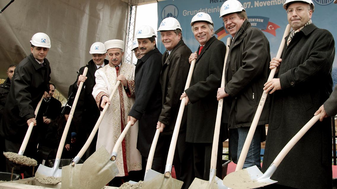 Politische und religiöse Vertreter aus Deutschland und der Türkei legen symbolisch den Grundstein für die neue Moschee in Köln.
