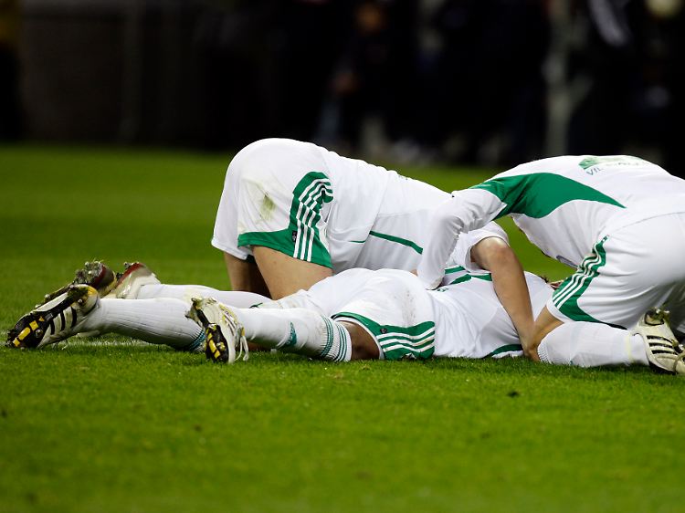 Muss sich kein Loch suchen: Grafite (m.) schoss Wolfsburg mit dem 2:1 zum Sieg.