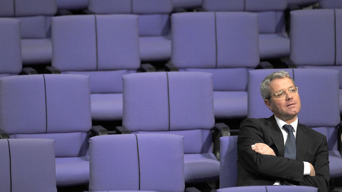 Die Debatte lässt sich offenbar nicht aussitzen. Röttgen soll sich ganz der Landespolitik verschreiben, fordern Parteigenossen.