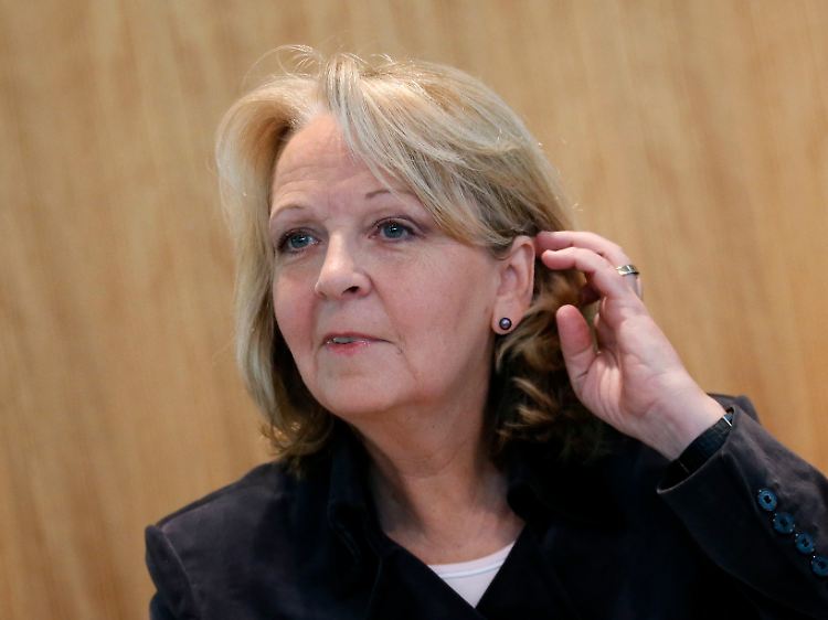 Röttgens SPD-Widersacherin Hannelore Kraft könnte vom Zögern des CDU-Mannes profitieren, fürchten dessen Parteifreunde.