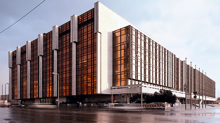 Der "Palast der Republik" in Berlin nach seiner Schließung - lange war sein Schicksal unklar, dann wurde er doch abgerissen.