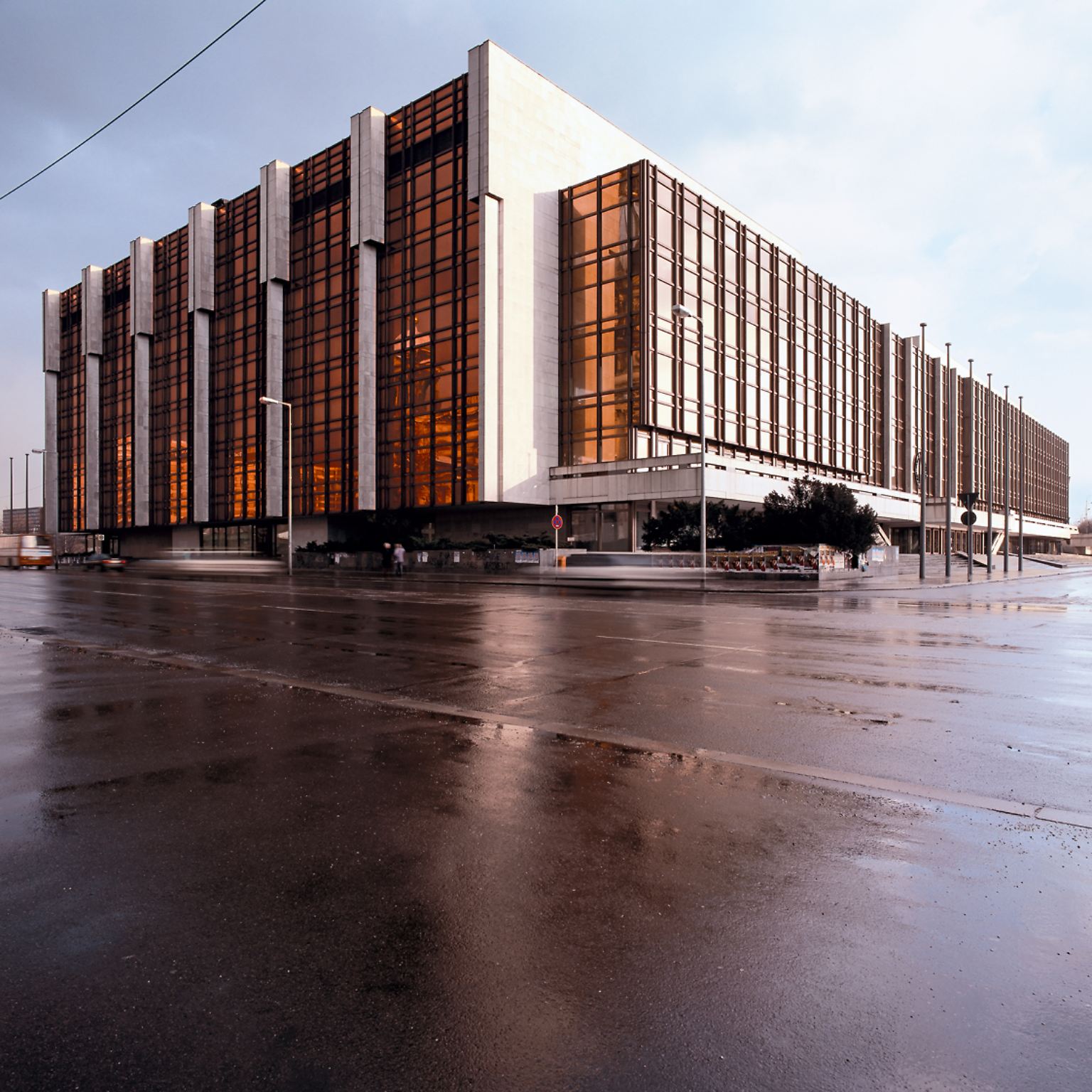 Für die einen war er die Machtzentrale der DDR, für die anderen ein Ort, an dem man tanzen, essen, Konzerte und Theatervorstellungen besuchen, kurz: sich vergnügen konnte. Zu DDR-Zeiten war er immer voll - kurz nach seiner Schließung bekam der Fotograf Thorsten Klapsch die Gelegenheit, im leeren "Palast der Republik" Aufnahmen zu machen. Gespenstische Bilder eines voll funktionsfähigen, ...