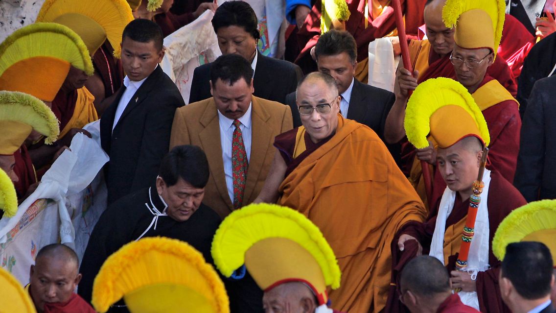 Der Dalai Lama bei seiner Ankunft in Tawang.