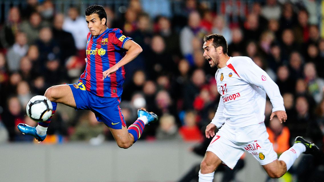 Barcelonas Pedro Garcia enteilt Fernando Varela.