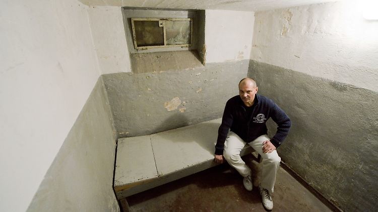 Der ehemalige Insasse Ralf Weber sitzt in einer Dunkelzelle des ehemaligen Geschlossenen Jugendwerkhofes Torgau.