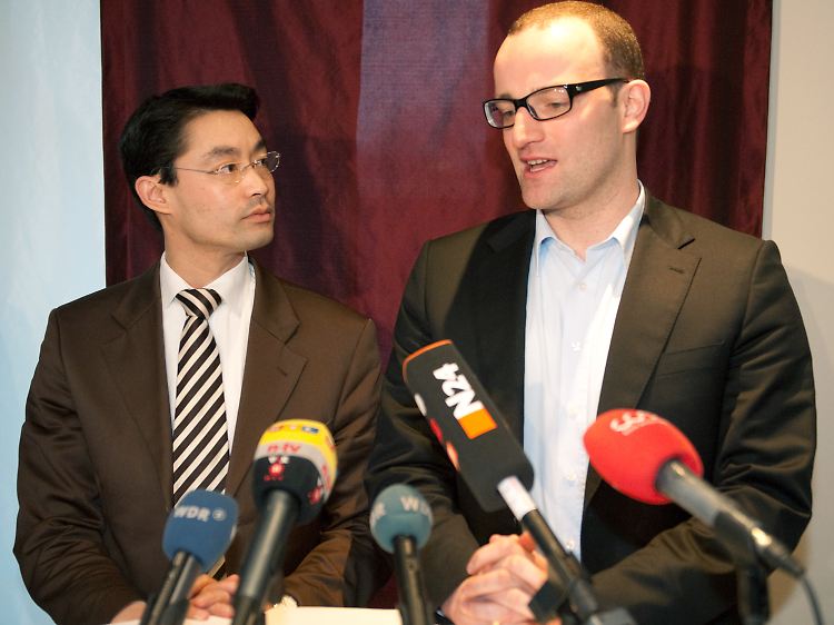 Der damalige Bundesgesundheitsminister Philipp Rösler (l) und der gesundheitspolitische Sprecher der Union, Jens Spahn, im März 2010.