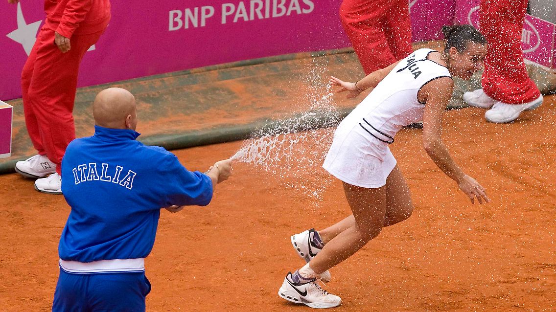 Flavia Pennetta, hier auf der Flucht vor einer Champagner-Dusche, holte den entscheidenden Punkt gegen die US-Damen.