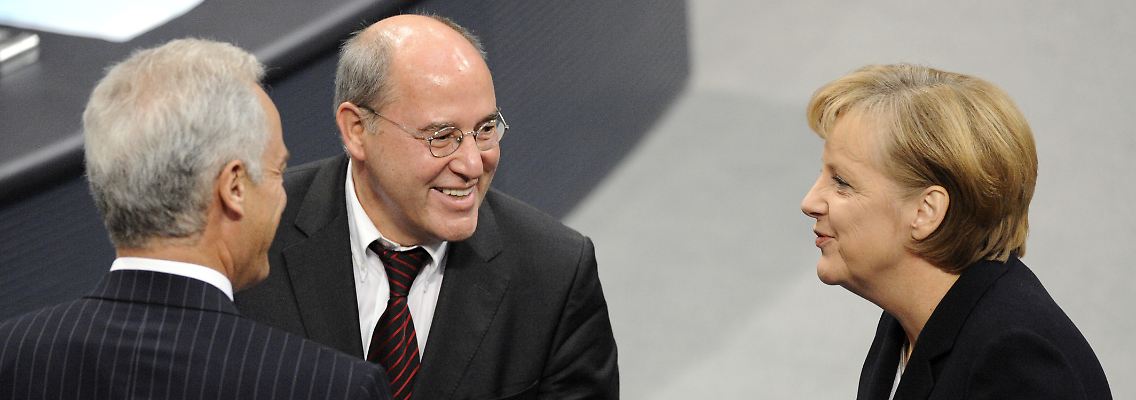 Anders als sein Vorgänger ist Peter Ramsauer - hier mit Gregor Gysi und Angela Merkel - nicht für den Aufbau Ost zuständig.