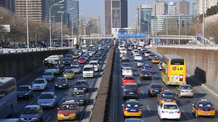 Täglich kamen bis zum vergangenen Jahr 2000 neue Autos auf Pekings verstopfte Straßen. 2011 begrenzte die Stadt erstmals die Neuzulassungen.