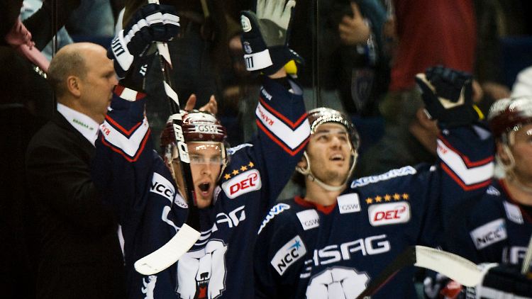 Die Eisbären um Trainer Don Jackson (l.) rüsten sich für das Unternehmen Titelverteidigung.