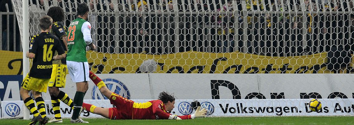 Unhaltbar: Dortmunds Keeper Roman Weidenfeller hatte gegen Özils Volleyschuss keine Abwehrchance