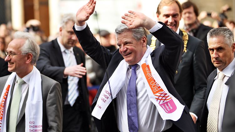 Gauck in Leipzig: Der Bundespräsident freut sich sichtlich über den Empfang.