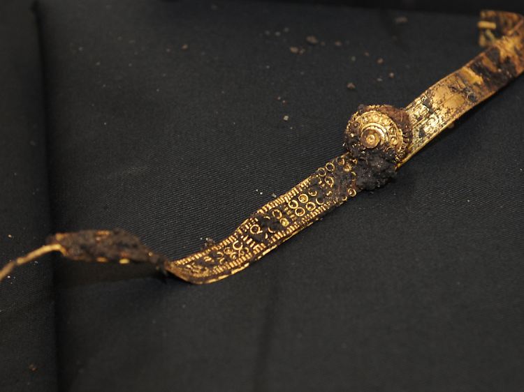 Das Goldband, das die Archäologen fanden.