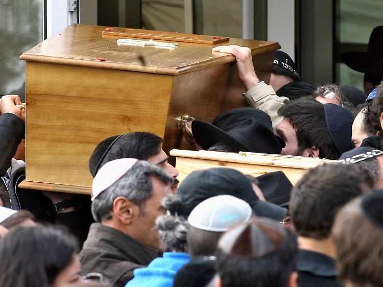 Nach einer bewegenden Trauerfeier wurden die Särge aus der Schule Ozar Hatorah getragen.