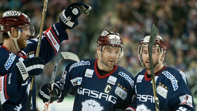Der Berliner Torschütze zum 4:1, Richard Regehr (M), freut sich mit Barry Tallackson (l) und Darin Olver.
