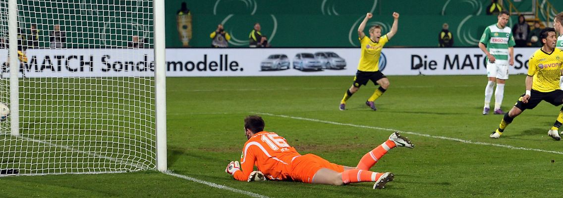 Pechvogel: Mit seinem ersten Ballkontakt lenkte der eingewechselte Fürther Keeper Jasmin Fejzic den Ball zum Dortmunder Siegtreffer ins Tor.