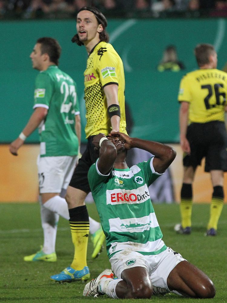 Der Fürther Olivier Occean ärgert sich über eine verpasste Torchance. Am Ende unterliegt seine Mannschaft mit 0:1.