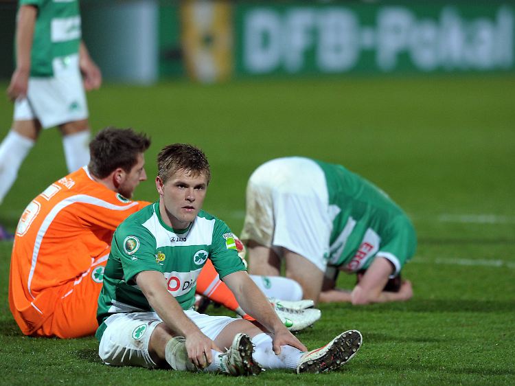 Enttäuschung bei Greuther Fürth: Torwart Jasmin Fejzic und sein Mannschaftskollege Heinrich Schmidtgal liegen nach dem Gegentreffer in letzter Minute auf dem Rasen.