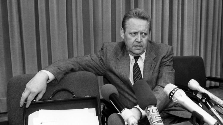 Am 9. November 1989 verkündet Günter Schabowski auf einer Pressekonferenz die Öffnung der DDR-Grenze.