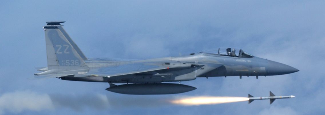 Ein US-Kampfjet vom Typ F15C-Eagle bei einem Manöver.