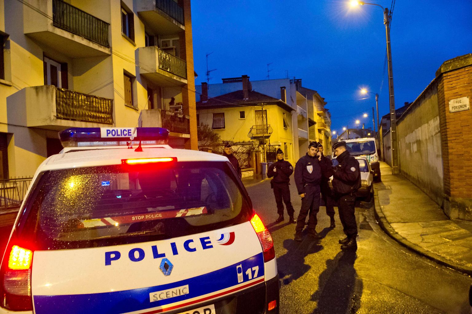 Polizeieinsatz im Stadtviertel La Croix-Daurade von Toulouse. Kräfte der Polizei-Eliteeinheit RAID schlagen am Mittwoch um 3 Uhr in der Frühe zu. 