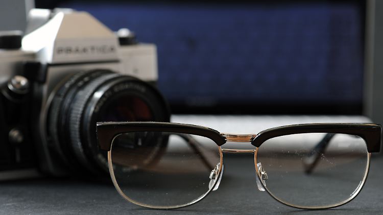 Untrügliche Erkennungszeichen dafür, dass man es mit einem sogenannten Hipster zu tun hat: Retrobrille, Analogkamera und ein topmodernes Notebook.