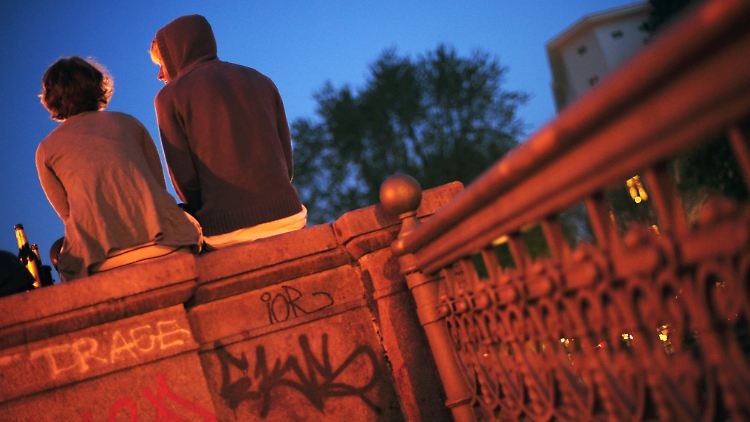 In Berlin ziehen vor allem Kreuzberg und Neukölln die uniformierten Hipster an. An der Admiralsbrücke lassen sich Astra-Bier und Fritz-Cola am besten genießen.