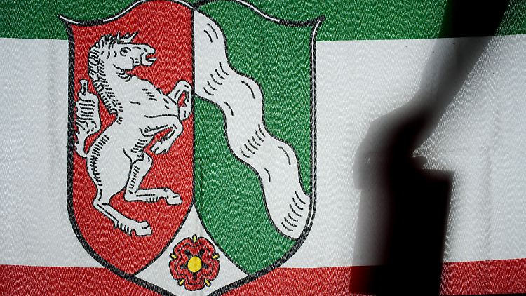 Die nordrhein-westfälische Landesfahne. 